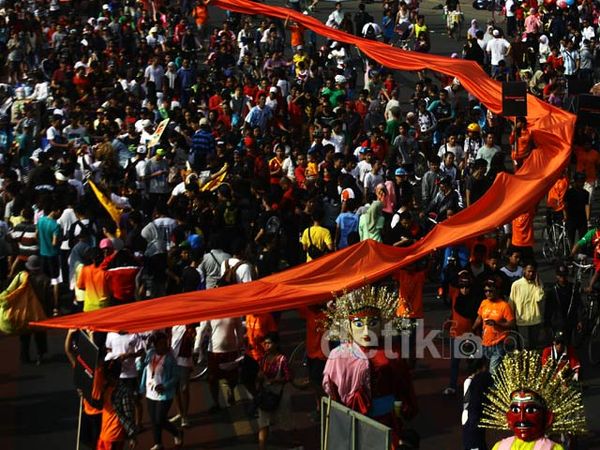 Kain Sepanjang 100 Meter Terbentang di Bundaran HI
