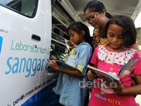 Membaca Buku di Mobil Laboratorium Bergerak