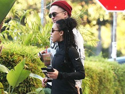 Ups! Robert Pattinson Kepergok Pegang Bokong Pacar di Jalan