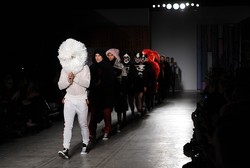 Foto: Desainer Inggris Buat Tren Fashion Pria Tertutup Pom-pom dan Bulu