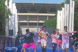 Meriahnya The Color Run, Lari-lari Disemprot Cat Warna-warni