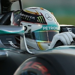 Hamilton Tak Akan Terpengaruh dengan Mind Games Rosberg