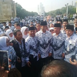 Peringati Hari Guru, Anies Dikerubuti Ibu Guru untuk Berfoto Selfie