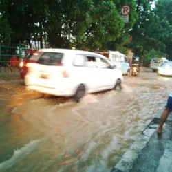 Ada Genangan, Jl Raya Bogor di Kramajati Macet 1 Km