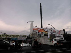 Billboard Besar Ambruk karena Hujan Disertai Angin Kencang di Sleman