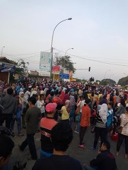 Ribuan Buruh Tutup Tol Ciujung Serang