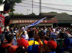 Ribuan Buruh yang Blokir Exit Tol Ciujung Bergerak ke Serang