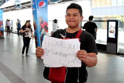 Suit-Suit! ABG Bandung Ini Berani Malu di Stasiun KA Bangkok Demi Nyatakan Cinta