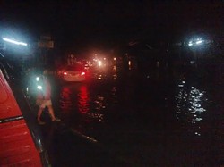 Genangan Setinggi 20 Cm di Jl Marga Satwa Cilandak, Pemotor Kewalahan