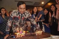 Ibas Rayakan Ultah ke-34 di Ruang Fraksi PD, Istri dan Kolega Berkumpul