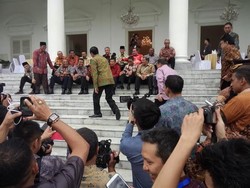 Begini Gaya Ceria Jokowi dan para Gubernur Nongkrong Bareng di Tangga Istana Bogor
