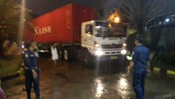 Truk Kontainer Lindas Pemotor di Jalan Pegangsaan Jakut
