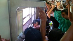 Duh, AC Commuter Line Masih Panas Terpaksa Jendela pun Dibuka Lagi