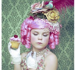 Lucunya, Bocah 9 Tahun Bergaya ala Alice in Wonderland Sampai Wonder Woman