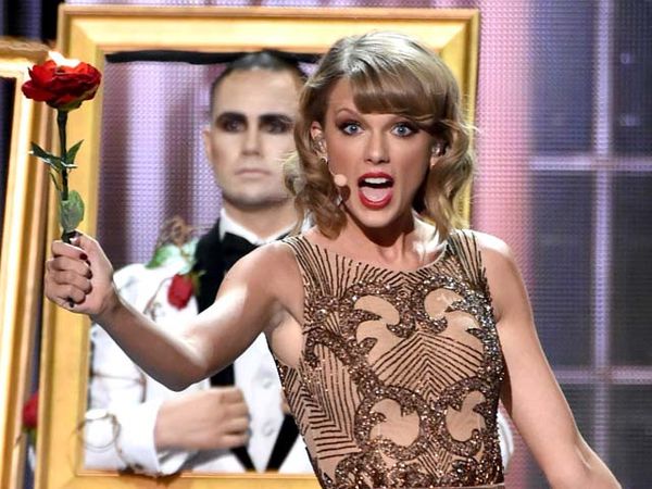 Meriahnya Aksi Panggung di AMAs 2014 (1)