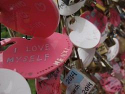 Begini Jadinya Kalau Jomblo Pasang Gembok Cinta