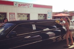 Ada Tukang Cuci Mobil Seksi Berbikini di Orlando, Mana Tahan!