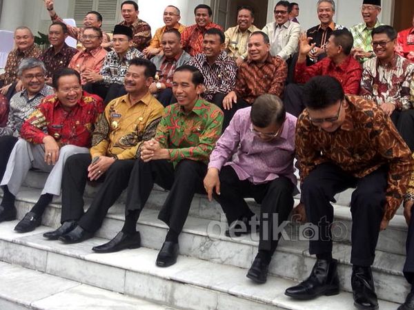Jokowi Duduk Santai Bareng Gubernur di Tangga Istana