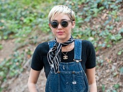 Miley Cyrus Topless Saat Rayakan Ultah ke-22 Bareng Pacar