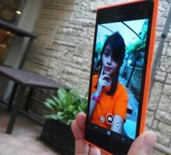 Satu Frame Lumia 730 Tampung Ribuan Orang Selfie
