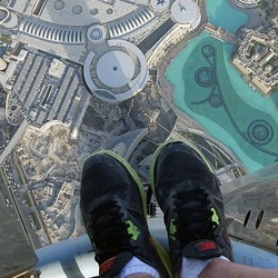 Ngeri! Berfoto dari Gedung Tertinggi di Dunia