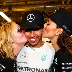 Dua Wanita Penyemangat Hamilton di Abu Dhabi