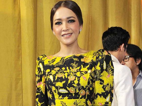 Maia Estianty Tampil Simple Berbatik