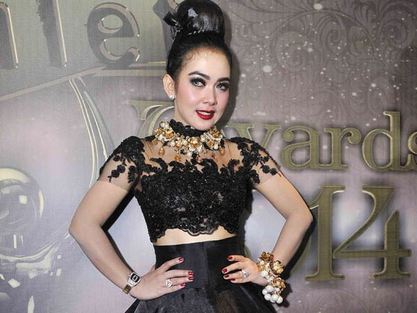 Ini Gaya 'Kirab Kencana' Syahrini yang Mencetarkan