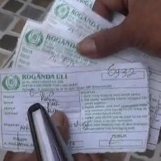 Puluhan Warga Gadaikan Kartu Perlindungan Sosial