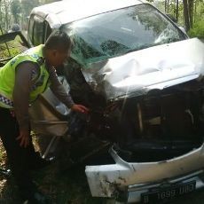 Xenia Tabrak Truk Fuso, Kenek Truk Tewas Tertimbun Kayu