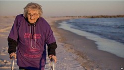 Usia 100 Tahun, Nenek Ini Baru Melihat Laut untuk Pertama Kali