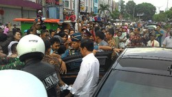 Blusukan di Lampung, Jokowi Turun dari Mercy Lalu Bantu Seorang Nenek