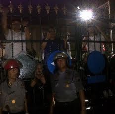 Polisi Lembur Jaga Buruh yang Ancam Bermalam di Kantor Gubernur Jateng