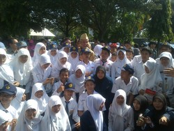 Gaya Gubernur Ganjar saat Diserbu Ratusan Siswa dan Selfie di Tangga