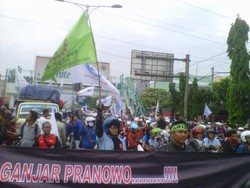 Minta Revisi UMK, Ribuan Buruh Semarang Blokir Jalan