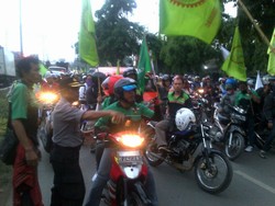 Blokir Jalan, Ribuan Buruh Semarang Macetkan Pantura