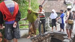 Ngerinya Warga Desa di Banyumas ini Berjibaku Melintasi Jembatan Ambrol