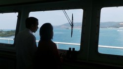 Momen Romantis Jokowi-Iriana Saat Memandang Lautan dari Atas Kapal Roro