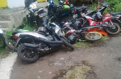 Bentrok Massa AMPG di Kantor Golkar, Helm pun Jadi Senjata Saling Lempar