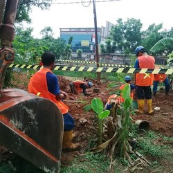 Diduga Terkena Galian Proyek Tol Becakayu, Pipa Aetra di Kalimalang Bocor