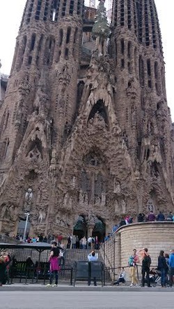 Melihat dari Dekat Katedral Sagrada Familia Karya Gaudi yang Legendaris