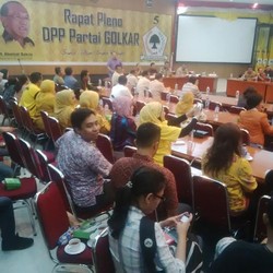 Botol Melayang dan Gelas Pecah Panaskan Rapat Pleno Golkar