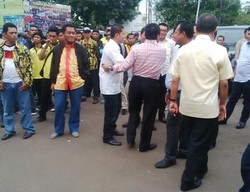 Jelang Pleno, Yorrys Bawa Seratusan Kader AMPG Sambangi DPP Golkar