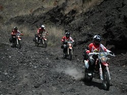 Viar Cross X 200 SE Menari di Taman Lava