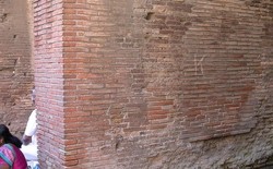 Corat-coret di Colloseum Roma, Turis Rusia Didenda Rp 300 Juta