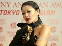 IDP Tampil Nyentrik dan Glamor di Red Carpet