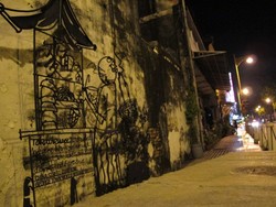 Cuma di Penang, Ada Mi Tok-tok Nempel di Tembok