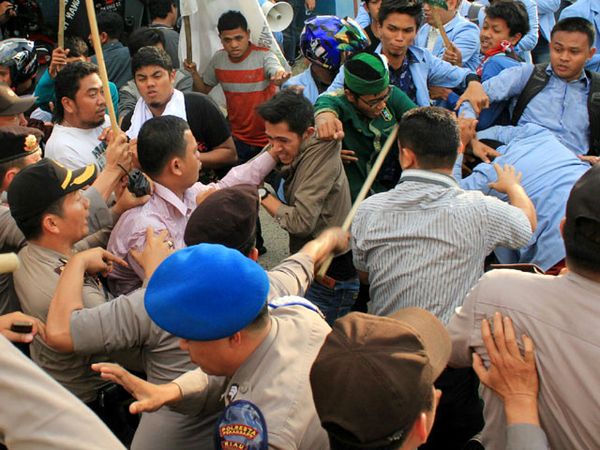 Polisi Bubarkan Aksi Demo di RRI Pekanbaru
