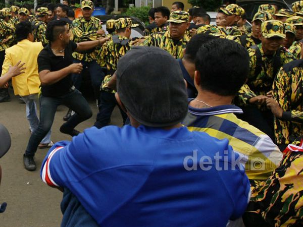 Bentrok Massa AMPG di DPP Golkar
