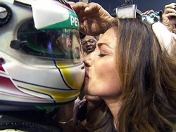Tangis dan Ciuman Mesra Nicole Scherzinger untuk Kemenangan Lewis Hamilton